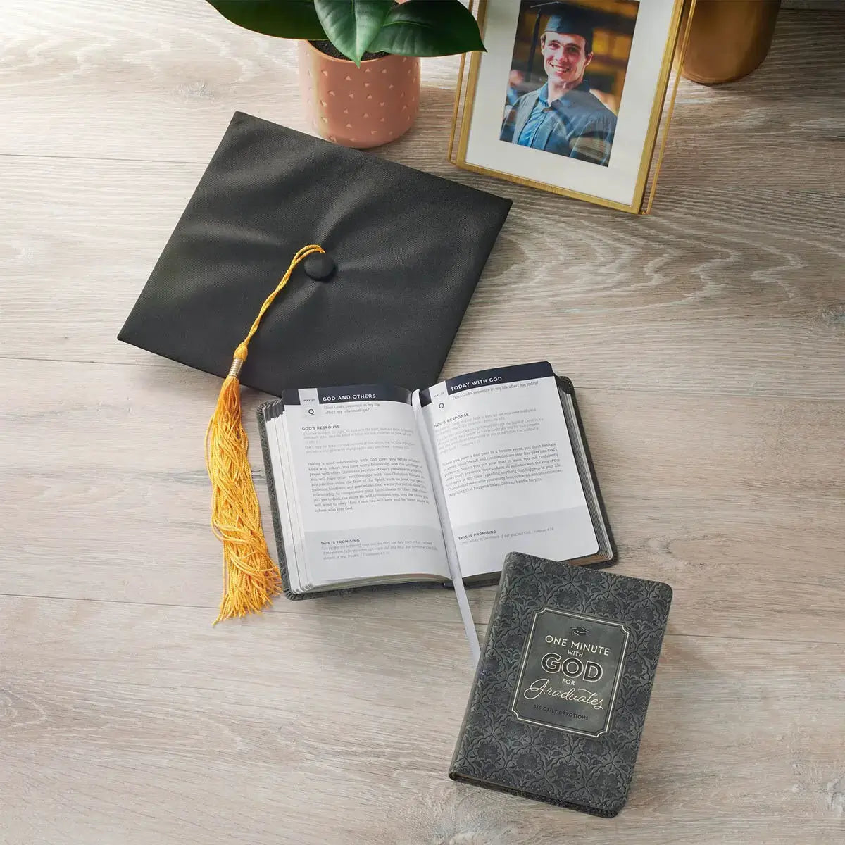 One Minute with God for Graduates: 365 Daily Devotions