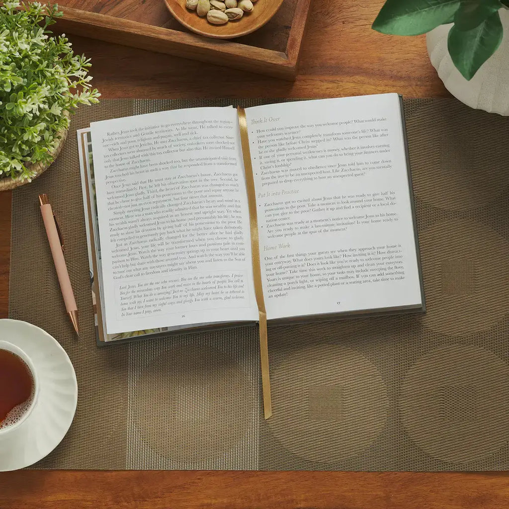 The Welcoming Home: A Devotional Guide to Showing Hospitality for God's Glory